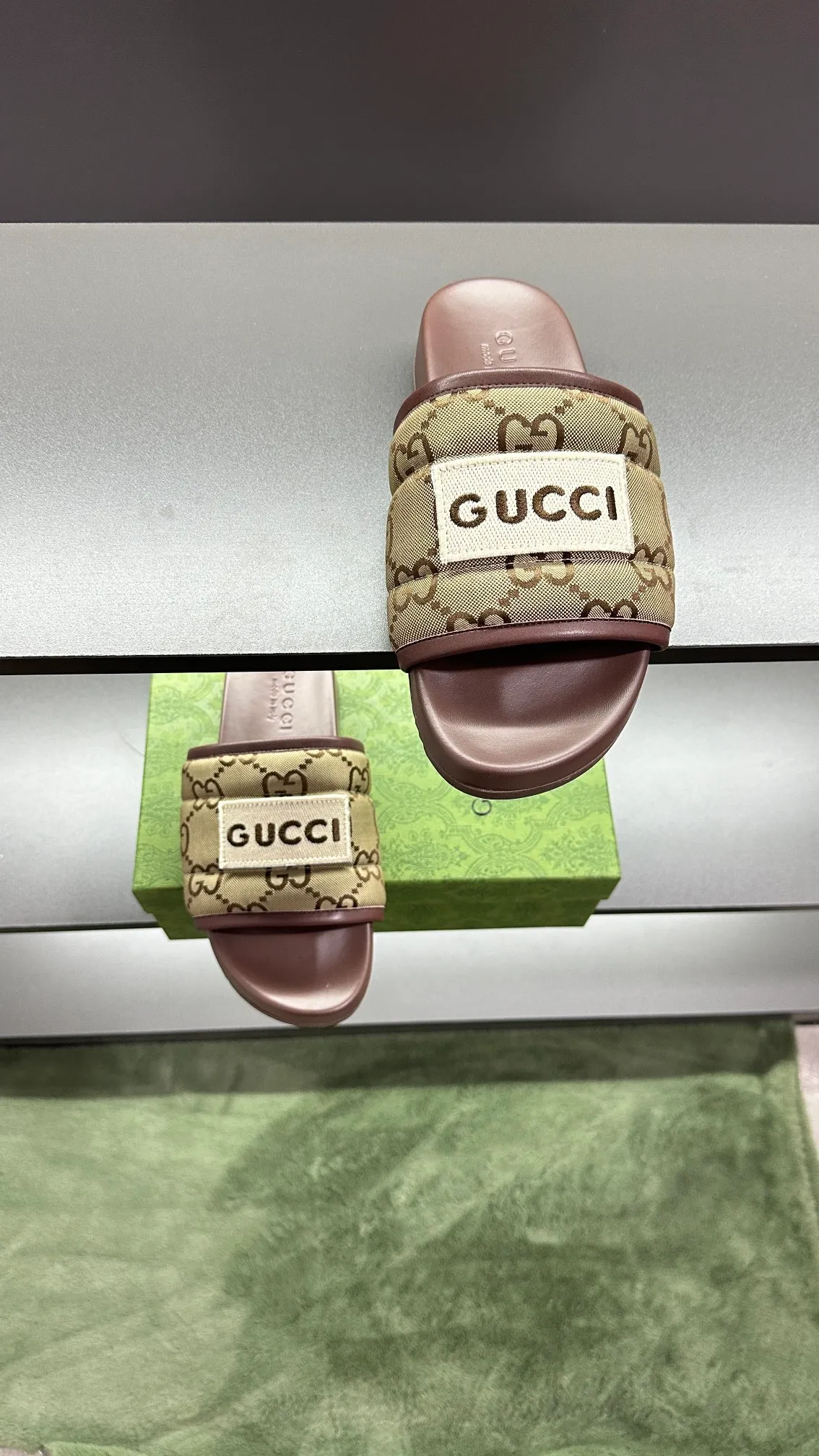 [G Family Couple Style] P: 300💰Female size 36~40 Men's size 39~45, (46. Custom-made Unisex GG slippers This slipper is made of GG polyester fiber and is decorated with a Gucci label on the front, adding a striking logo feel to the style. Beige GG recycled polyester fiber Unisex leather trim "Gucci Made in Italy" embroidered label Rubber sole Flat Made in Italy